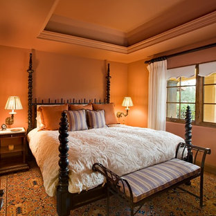 Foto de dormitorio mediterráneo con parades naranjas