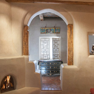 Großes Mediterranes Hauptschlafzimmer ohne Kamin mit beiger Wandfarbe, Backsteinboden und rotem Boden in Albuquerque