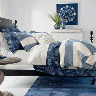 Diseño de dormitorio principal, marinero, de tamaño medio, con paredes blancas y suelo de madera pintada
