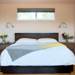 Idee per una camera matrimoniale stile marinaro di medie dimensioni con pareti beige, parquet chiaro e pavimento giallo