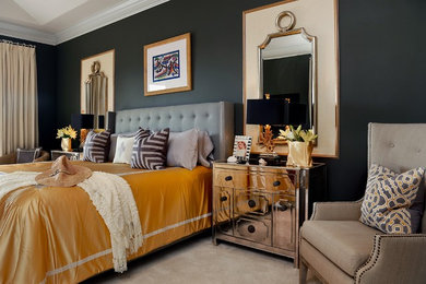サンディエゴにある広いトラディショナルスタイルのおしゃれな主寝室 (黒い壁、カーペット敷き、暖炉なし、ベージュの床) のインテリア