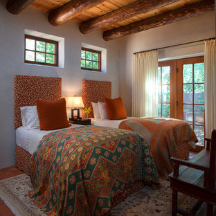 Mittelgroßes Mediterranes Gästezimmer ohne Kamin mit beiger Wandfarbe und Backsteinboden in Albuquerque