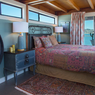 Imagen de dormitorio principal, ecléctico, con paredes azules y suelo marrón