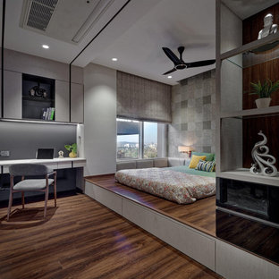Großes Modernes Hauptschlafzimmer mit grauer Wandfarbe und braunem Boden in Pune