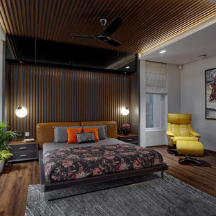 Großes Modernes Hauptschlafzimmer mit weißer Wandfarbe, grauem Boden, Holzdecke und Holzwänden in Pune