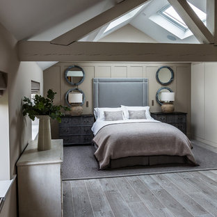 Exemple d'une chambre parentale chic de taille moyenne avec un sol en carrelage de porcelaine, un mur beige et un sol gris.