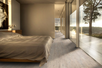 Inspiration pour une chambre parentale nordique de taille moyenne avec un mur beige, parquet clair, aucune cheminée et un sol blanc.