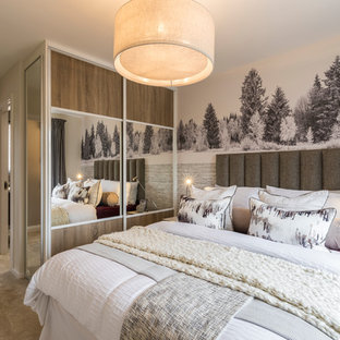 Foto de dormitorio escandinavo con paredes beige, moqueta y suelo beige