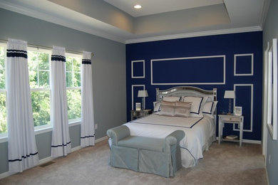 На фото: большая хозяйская спальня в стиле неоклассика (современная классика) с серыми стенами и ковровым покрытием без камина