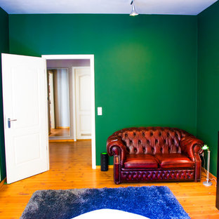 Imagen de dormitorio principal, ecléctico, de tamaño medio, con paredes verdes, suelo de madera en tonos medios y suelo multicolor