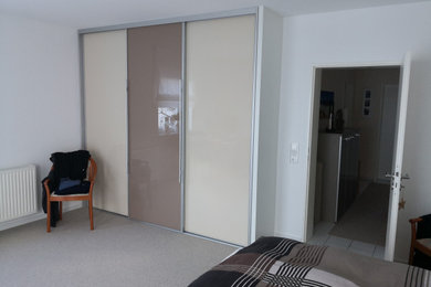 Пример оригинального дизайна: хозяйская спальня в стиле неоклассика (современная классика) с белыми стенами и ковровым покрытием