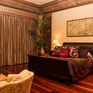 Foto de dormitorio principal, mediterráneo, grande, sin chimenea, con paredes beige, suelo de madera oscura y suelo rojo