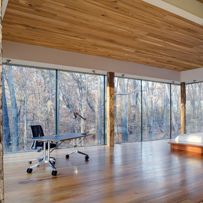 Minimalist medium tone wood floor bedroom photo in Cincinnati