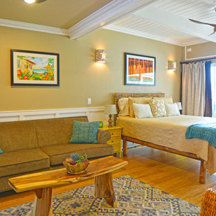 Diseño de dormitorio principal, de estilo americano, pequeño, con paredes beige y suelo de bambú