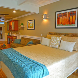 Imagen de dormitorio tipo loft, marinero, pequeño, con paredes beige y suelo de bambú
