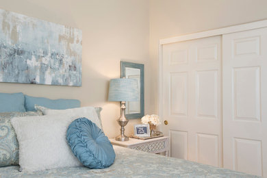 На фото: гостевая спальня среднего размера, (комната для гостей) в морском стиле с бежевыми стенами и ковровым покрытием
