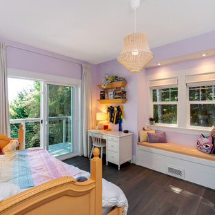 Idées déco pour une chambre d'amis campagne de taille moyenne avec un mur violet, un sol marron et un sol en bois brun.