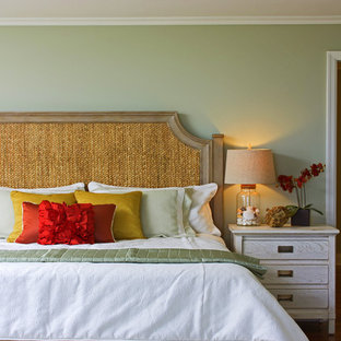 Modelo de dormitorio tropical con paredes verdes
