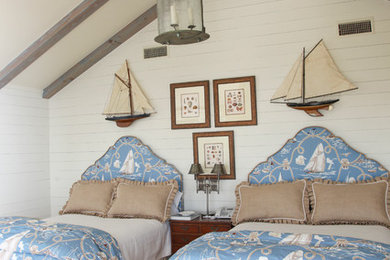 Modelo de habitación de invitados costera con paredes blancas y suelo de madera en tonos medios