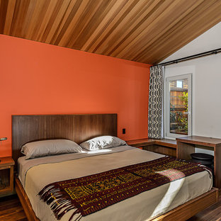 Cette image montre une chambre vintage avec un mur blanc.
