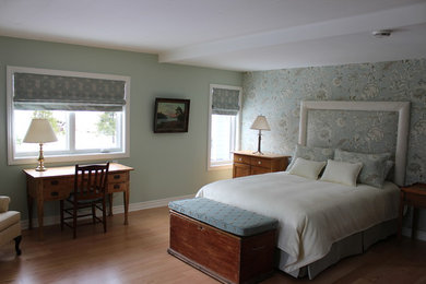 Immagine di una camera da letto chic di medie dimensioni con pareti verdi, parquet chiaro, nessun camino e pavimento marrone