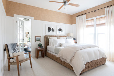 Пример оригинального дизайна: хозяйская спальня в стиле модернизм с белыми стенами и ковровым покрытием