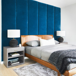 Modernes Gästezimmer mit blauer Wandfarbe, hellem Holzboden und beigem Boden in Austin