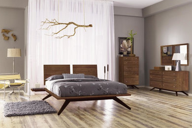 Imagen de dormitorio principal retro grande sin chimenea con paredes grises, suelo de madera clara y suelo beige