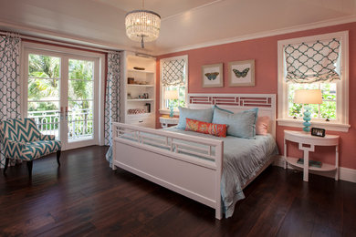 Imagen de habitación de invitados mediterránea grande sin chimenea con paredes rosas y suelo de madera oscura