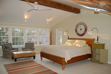 Foto de dormitorio principal de estilo americano de tamaño medio sin chimenea con paredes beige y moqueta