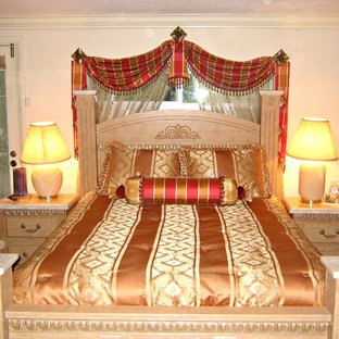 Foto de habitación de invitados clásica, pequeña, con paredes beige y moqueta