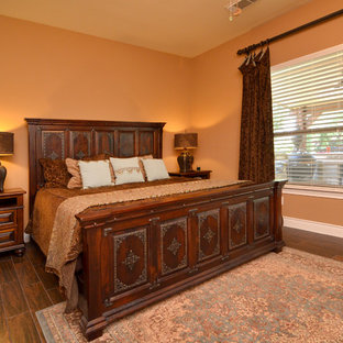 Foto de dormitorio principal, mediterráneo, grande, sin chimenea, con paredes beige y suelo de baldosas de porcelana