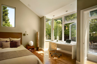 Diseño de dormitorio principal contemporáneo de tamaño medio con paredes grises y suelo de madera en tonos medios