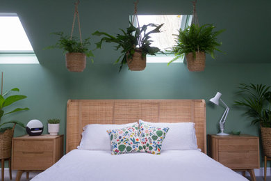 Diseño de dormitorio principal minimalista de tamaño medio con paredes verdes, moqueta y suelo beige