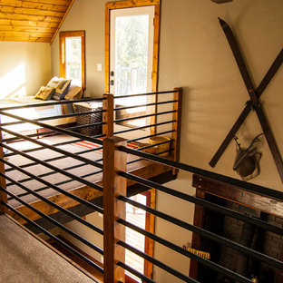 Diseño de dormitorio principal, rural, de tamaño medio, sin chimenea, con moqueta, paredes beige y suelo gris