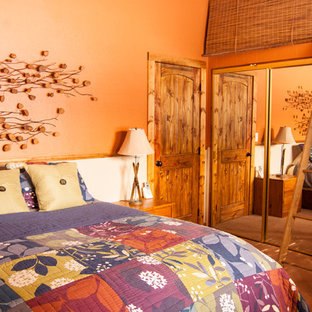 Diseño de dormitorio principal, rural, de tamaño medio, con parades naranjas, moqueta y suelo beige
