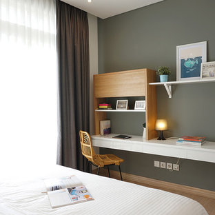 Diseño de dormitorio principal, moderno, pequeño, sin chimenea, con paredes grises, suelo laminado y suelo beige