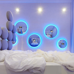 Diseño de dormitorio contemporáneo, sin chimenea, con paredes blancas y suelo de madera clara