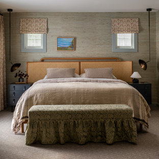 Klassisches Schlafzimmer mit beiger Wandfarbe, Teppichboden, grauem Boden und Tapetenwänden in Seattle