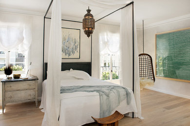 サンフランシスコにある広いエクレクティックスタイルのおしゃれな主寝室 (白い壁、淡色無垢フローリング) のレイアウト