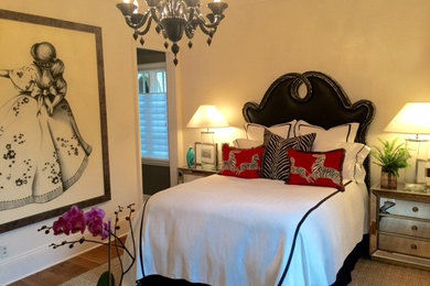Modelo de habitación de invitados romántica de tamaño medio sin chimenea con paredes blancas y suelo de madera en tonos medios