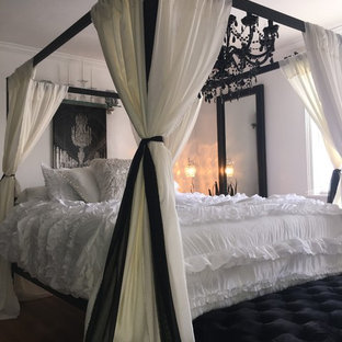 Idee per una camera matrimoniale stile shabby di medie dimensioni con camino sospeso