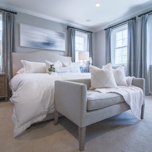Cette photo montre une grand chambre romantique avec un mur gris et un sol beige.