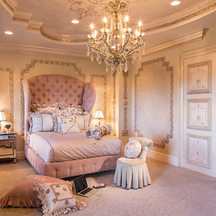 Großes Shabby-Style Hauptschlafzimmer ohne Kamin mit bunten Wänden, Teppichboden und rosa Boden in Miami