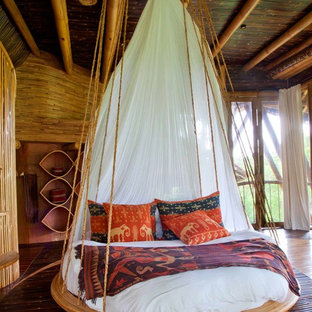 Modelo de habitación de invitados exótica, de tamaño medio, con suelo de bambú