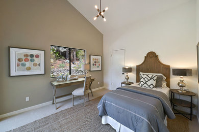Imagen de habitación de invitados clásica renovada de tamaño medio sin chimenea con paredes beige, moqueta y suelo beige