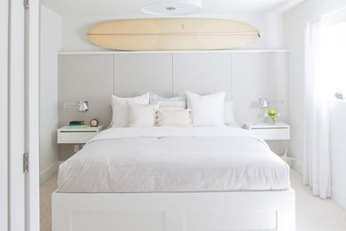Modelo de dormitorio principal nórdico de tamaño medio con paredes blancas, moqueta y suelo blanco