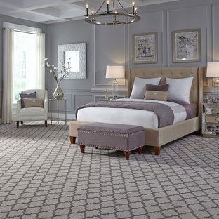 Aménagement d'une grand chambre classique avec un mur violet et un sol violet.