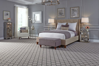 На фото: большая хозяйская спальня в стиле неоклассика (современная классика) с серыми стенами и ковровым покрытием