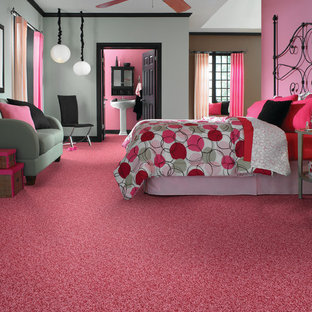 Mittelgroßes Stilmix Hauptschlafzimmer ohne Kamin mit rosa Wandfarbe, Teppichboden und rosa Boden in Sonstige